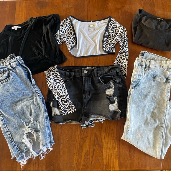 Fashion Nova Denim Shorts & Mix + Match Capsule Wardrobe Outfit Bundle – Size M - Picture 1 of 6
